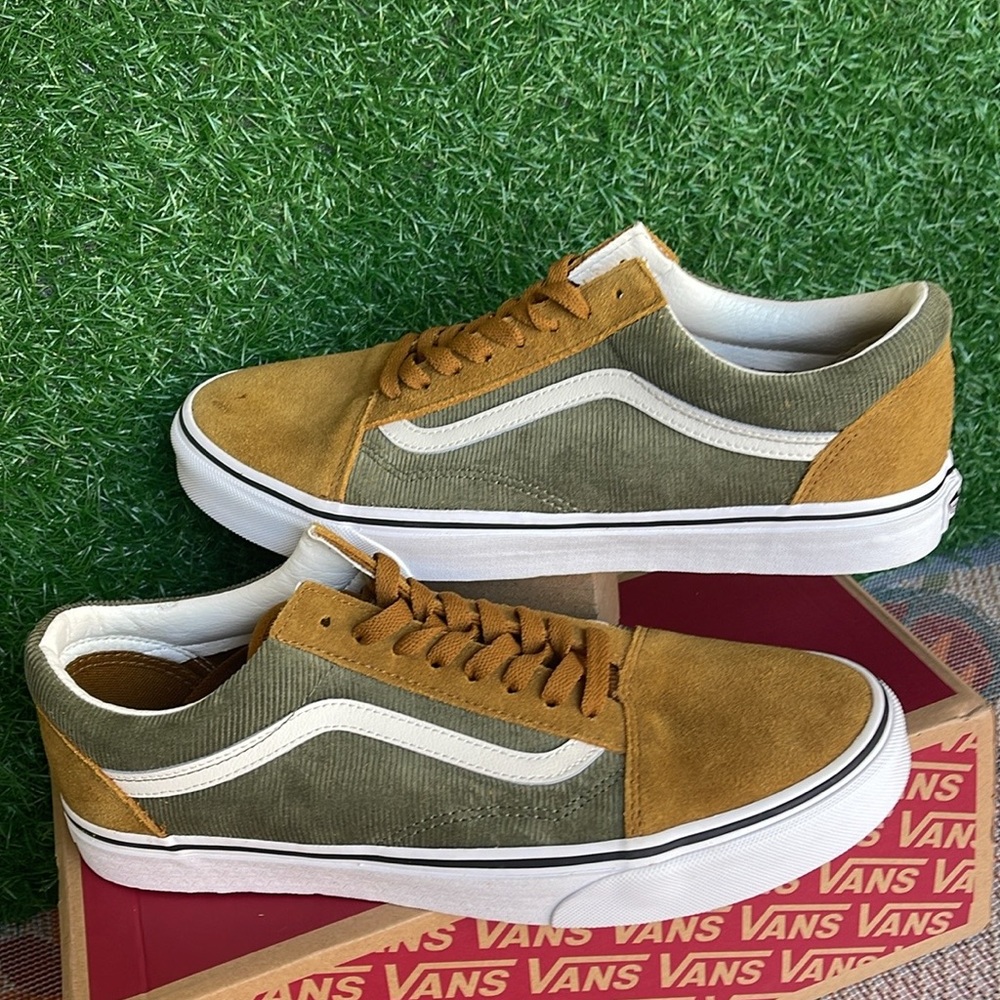 Vans Men’s Old Skool
Mini Cord Green/Brown
VN000ZNIT20A
Old Skool Corduroy Shoe - Picture 11 of 16